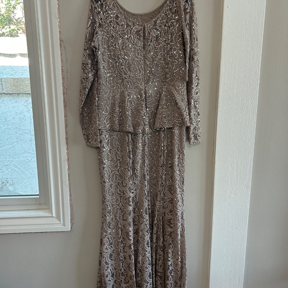 Dresses/Gowns - Picture 2 of 3